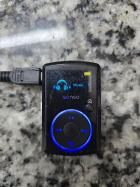 Used SanDisk Sansa Clip MP3 Player -works but only while charging